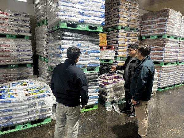 충남세종농협 직원들이 농재재 수급현황을 점검하고 있다