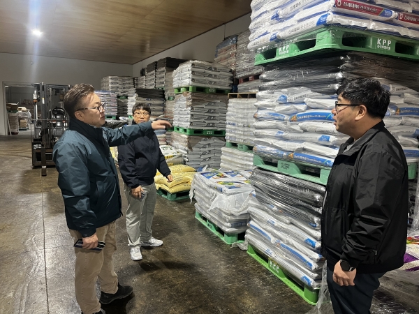 충남세종농협 직원들이 농재재 수급현황을 점검하고 있다