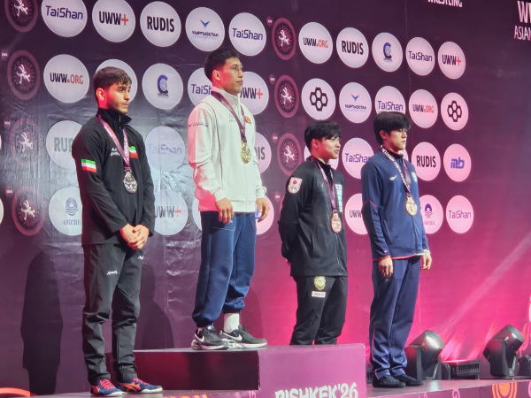 (오른쪽 첫 번째) 한국조폐공사 소속 최현웅 선수가 ‘2026 아시아선수권대회’시상식에서 동메달을 목에 건 뒤 기념촬영