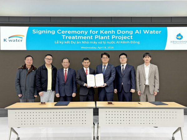 지난 8일 화성권지사에서 AI 정수장 기술 수출 계약 체결 뒤 주요 참석자들이 기념사진을 촬영하고 있다.(사진 오른쪽 세 번째부터 조용덕 한국수자원공사 글로벌사업본부장, 팜 푸 꾸이(Pham Phu Quy) Kenh Dong JSC CEO)