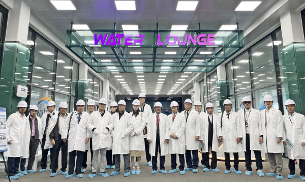 지난 8일, Kenh Dong JSC 관계자들이 경기도 화성에 위치한 한국수자원공사 화성정수장을 견학하고 기념사진을 촬영하고 있다.