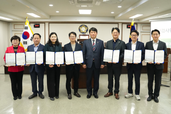 ‘2025회계연도 결산검사위원 위촉식’에서 중구의회 의장과 결산검사위원들이 기념촬영