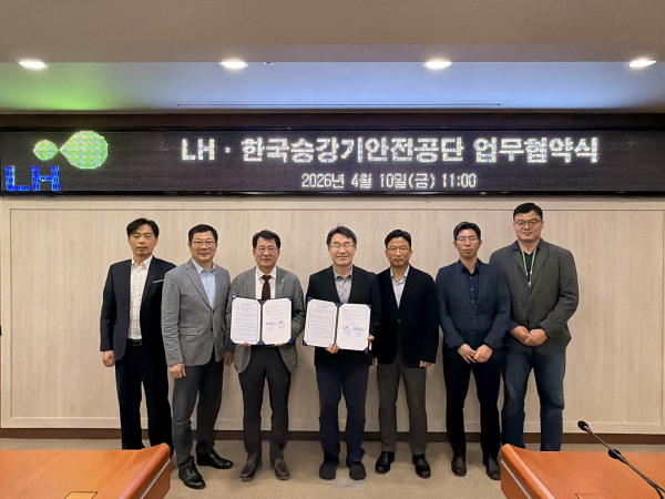 임대주택 내 승강기 안전사고 예방 및 관리 품질 강화 위한 업무협약 체결 단체사진