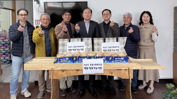 지난 10일 종합사회복지관 제빵기능사 과정에 참여 중인 수강생들이 직접 만든 빵을 장애인보호작업장에 전달했다