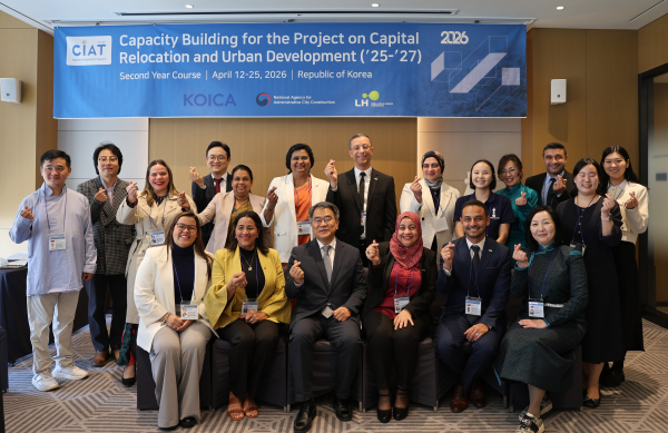 최형욱 행복청 차장(앞줄 왼쪽에서 세번째)과 4개국(몽골, 이집트, 도미니카공화국, 스리랑카) 고위급 공무원들이 2026 행복도시 글로벌 초청 연수 입교식에 참석하여 기념촬영