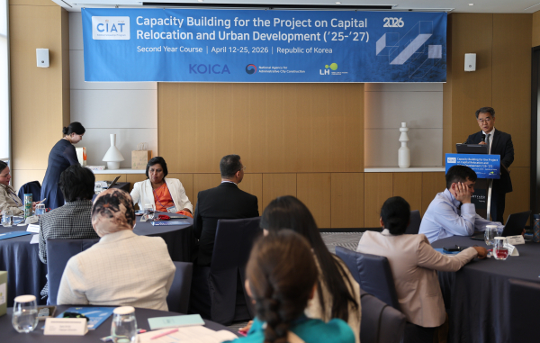 최형욱 행복청 차장이 2026 행복도시 글로벌 초청 연수 입교식에서 인사말씀을 하고 있다