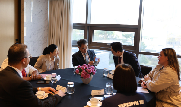 최형욱 행복청 차장(가운데)이 2026 행복도시 글로벌 초청 연수에 참석한 4개국 고위급 공무원들에게 행복도시 도시개발 사례에 대해 설명하고 있다