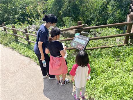 참가자들이 ‘힐링로드 마음잇기’ 프로그램을 하고 있다.