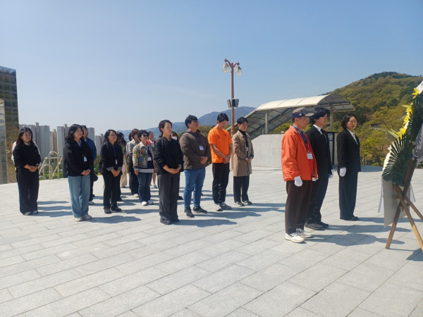 3.8민주의거 역량강화 연수 운영 사진(국립3.15민주묘지에서 참배 및 헌화하는 연수 참가자들)