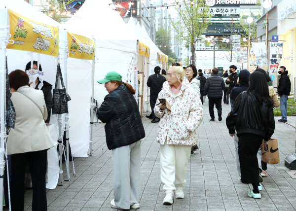 지난 10일, 탄방동 로데오거리에서 열린 서구 아트페어 아트스프링 현장
