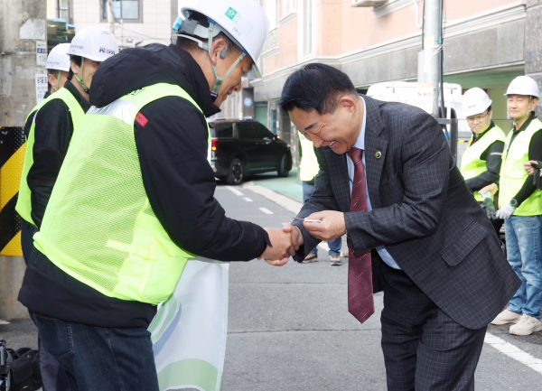 지난 11일, 괴정동에서 진행된 대전 서구-대한전기숙련기능인협회 취약계층 봉사 기념 촬영