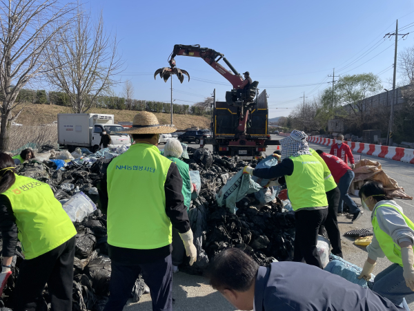 NH농협 공주시지부·반포농협 영농폐기물 수거캠페인 진행 모습
