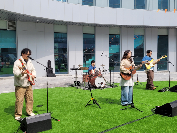 지난  11일(토)에 개최된 인디밴드 ‘그린(GR2N!)’의 감성적인 라이브 공연 모습