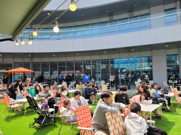 지난 11일(토)에 개최된 인디밴드 ‘그린(GR2N!)’의 감성적인 라이브 공연 모습