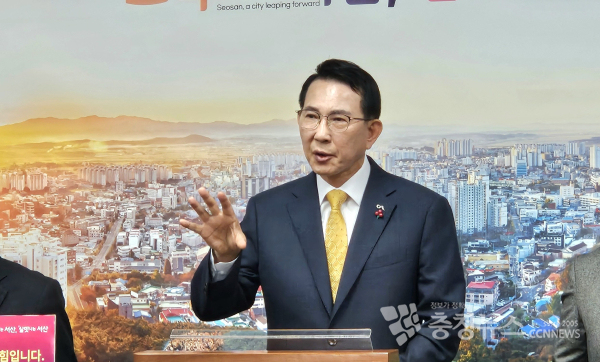 이완섭 서산시장이 29일 한국토지주택공사(LH)에 '일자리연계형 지원주택사업' 정상 추진을 촉구했다.<br>