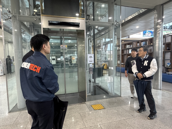 지난 10일, 유길상 총장(오른쪽)이 교내 시설을 돌며 에너지절감 비상대책 현장 점검을 하는 모습