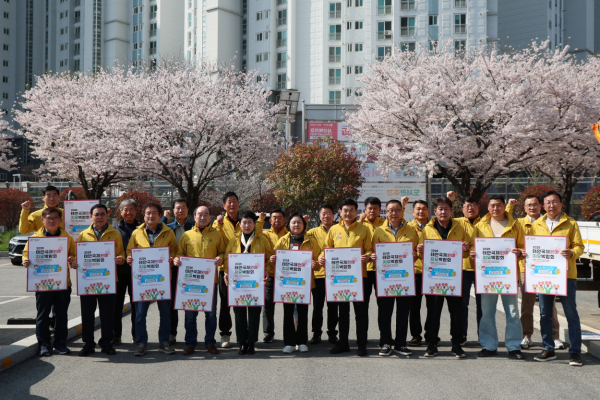 지난 13일 화장실 개선사업 중인 범군민지원협의회 모습.