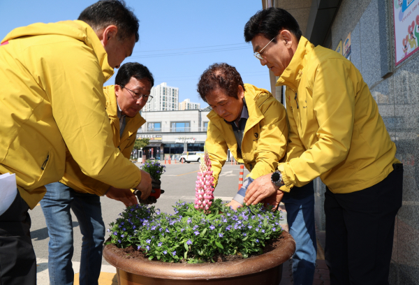 지난 13일 화장실 개선사업 중인 범군민지원협의회 모습.