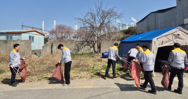 봄철 맞이 노사합동 환경정화활동 시행 모습