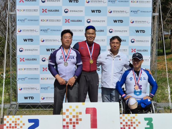 신의현 선수(좌측에서 두번째) 시상식 모습