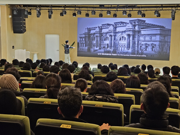 2월 28일. 김성수 도슨트와 함께 이도마루 두 번째 씨네뮤지엄인 뉴욕 메트로 폴리탄박물관 리먼컬렉션 이야기에 시민들이 경청하고 있다.