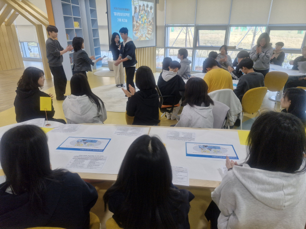 4월 11일. 동네방네 프로젝트 이도마루 청소년 기획단 워크숍에 참가한 청소년들이 첫 만남을 기념하며 박수로 서로를 환영하고 있다