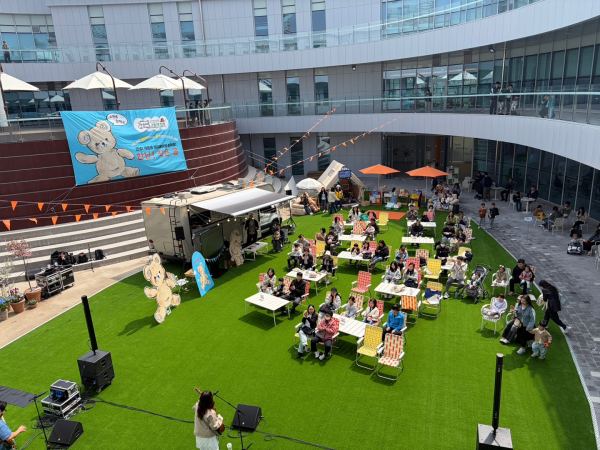 지난 4월 11일. 4월 문화행사로 야외도서관 그림책 캠핑이 평생교육원 중정에서 펼쳐지고 있다.