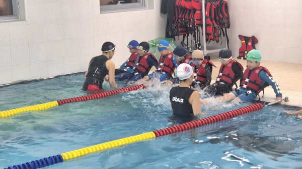14일 반디비 빙상장 수중운동실에서 열린 생존수영 교육 모습