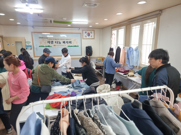 지난 13일, 청양지역자활센터에서 ‘사랑나눔 바자회’를 개최하고 주민들에게 물품을 판매하고 있다.