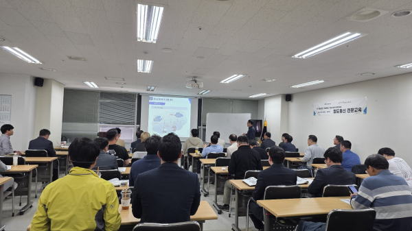 13일, 서울 가산 SKV1센터에서 교육 참여자들을 대상으로 철도통신 전문교육을 시행하고 있다.