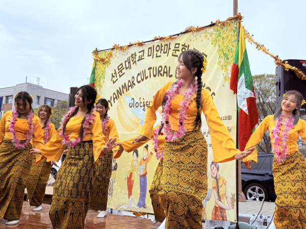 물축제에서 유학생들이 미얀마 전통춤을 추고 있다