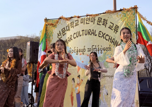 물축제에서 유학생들이 미얀마 전통춤을 추고 있다