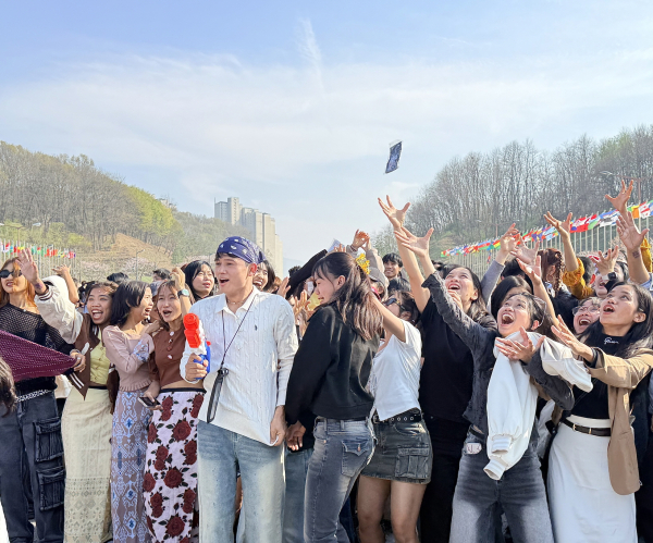 유학생들이 미얀마 물축제를 즐기고 있다