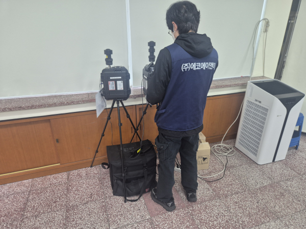 미세먼지 측정을 위해 측정 기기를 과학실에 설치하는 모습