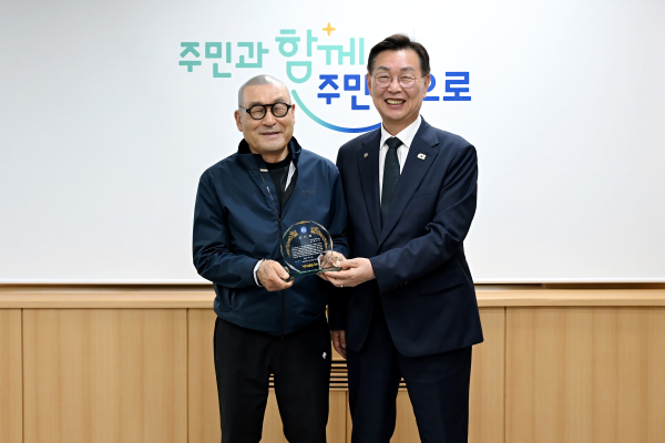 귀뚜라미재단 지역 인재 육성을 위한 장학금 수여식 및 감사패 전달 사진