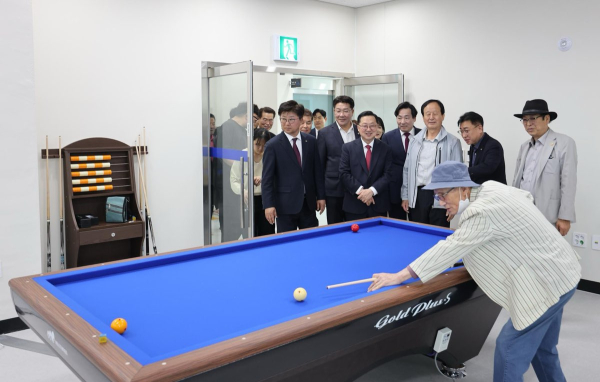 최충규 대덕구청장(사진 왼쪽)과 이장우 대전시장(사진 왼쪽 두 번째) 및 관계자들이 14일 회덕다목적체육센터 내부 실내 체육시설을 둘러보고 있다.