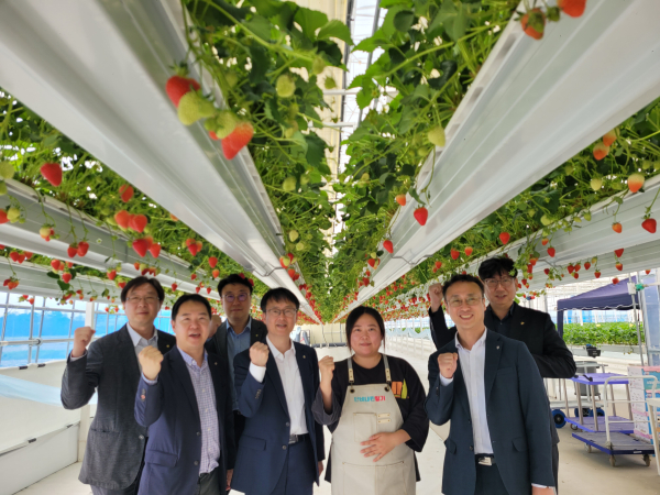 청년여성농업인과 간담회 후 기념촬영 모습