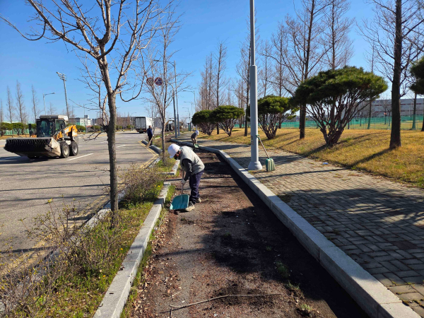 석문국가산업단지 내 도로 청소 현장 모습
