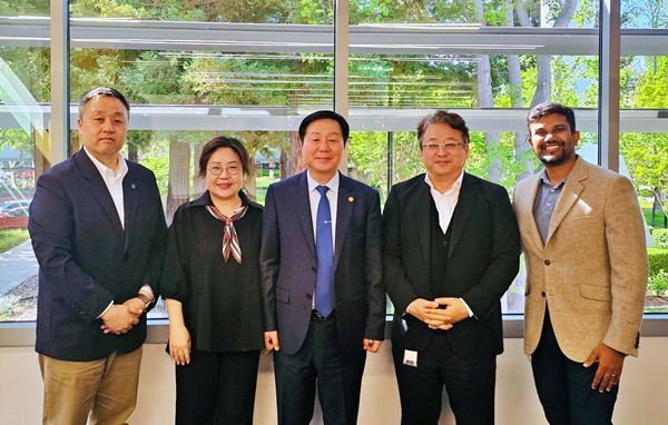 충남대 김정겸 총장단 어플라이드 인투이션 방문 모습