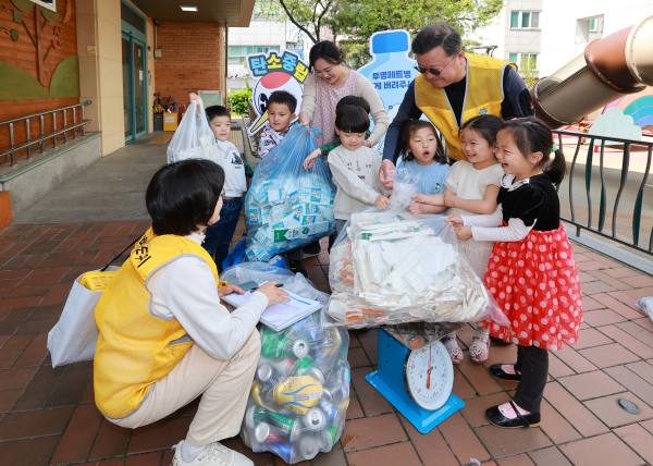 15일 분리배출도우미가 유성구청어린이집을 방문해 재활용자원을 수거하고 있다
