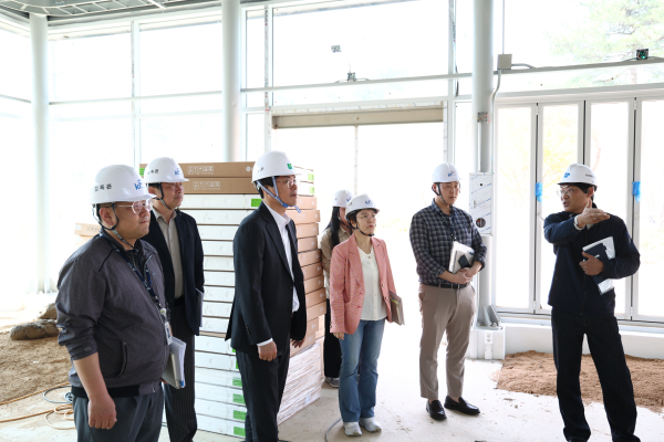 전상욱 청양부군수가 사업 추진상황에 대한 설명과 함께 현장을 점검하고 있다.