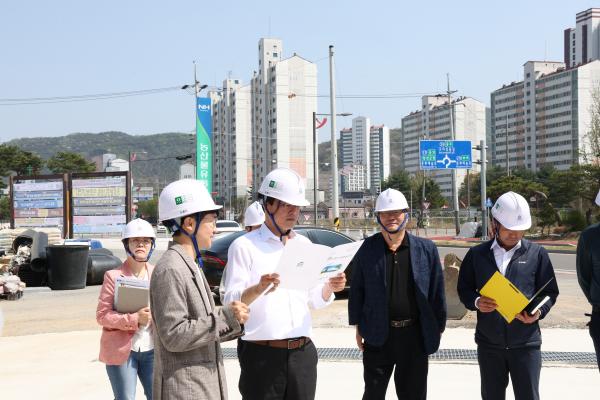 전상욱 청양부군수가 사업 추진상황에 대한 설명과 함께 현장을 점검하고 있다.