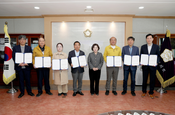 15일 태안군의회 의장실에서 열린 2025회계연도 결산검사위원 위촉식 모습.(사진 좌측부터 김민수 위원, 김종욱 위원, 강태경 위원, 신경철 대표위원, 전재옥 의장, 김진권 위원, 장경희 위원, 유연환 위원)