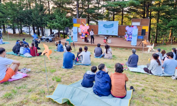 지난해 가을 청태산자연휴양림에서 진행됐던 우리숲페스타 산림문화공연과 관람객.
