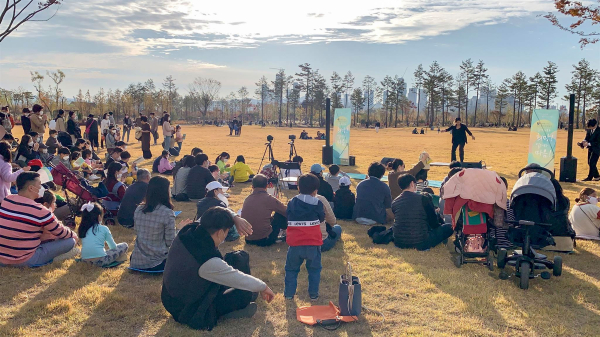 지난해 가을 세종수목원에서 진행됐던 우리숲페스타 산림문화공연과 관람객.