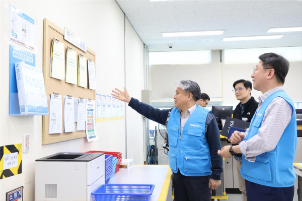 성창훈 사장이 안전보건 게시판을 면밀히 살피며 현장의 유해․ 위험요인과 안전 대책을 직접 점검하고 있다