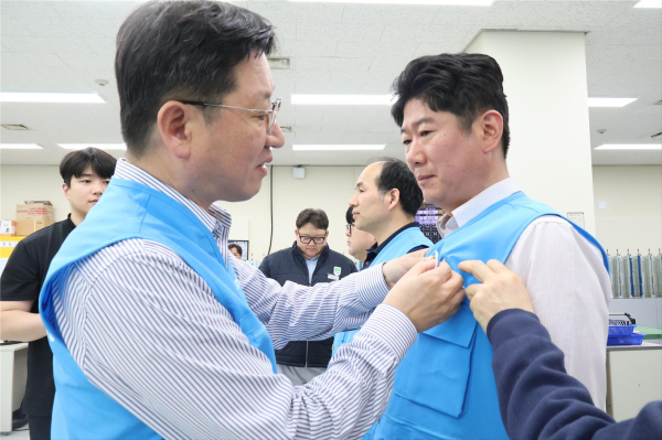 성창훈 사장이 현장 관리감독자들에게 직접 ‘안전지킴이 배지’를 수여하고 있다.