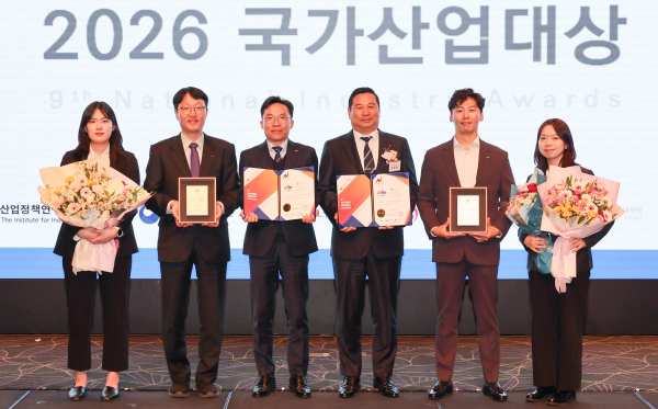 조한권 서부발전 발전처장(오른쪽 세 번째) 등 참석자들이 기념촬영하는 모습