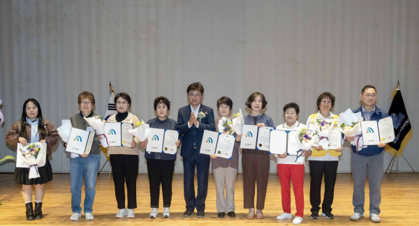 최충규 대덕구청장(사진 왼쪽 다섯 번째)과 장애인복지 증진 기여 유공자들이 표창장 수여식을 마친 후 기념 촬영
