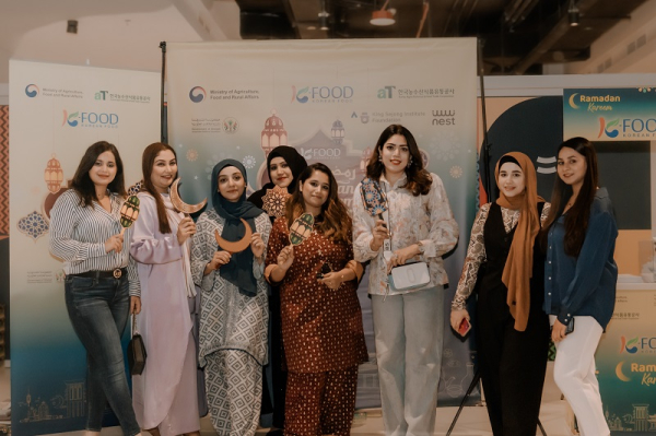 한국식품 홍보행사에 참석한 중동 현지인들